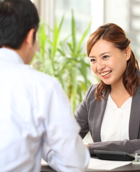 説明をする女性